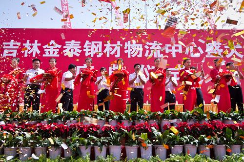 5月29日,嘉賓為物流中心開(kāi)業(yè)剪彩。當(dāng)日,位于長(zhǎng)春合隆經(jīng)濟(jì)開(kāi)發(fā)區(qū)內(nèi)的吉林省金泰鋼材物流中心正式投入運(yùn)營(yíng),該物流中心是目前長(zhǎng)春地區(qū)最大的鋼材物流中心。金泰鋼材物流中心計(jì)劃投資6億元,總占地面積近40萬(wàn)平方米,建筑面積4萬(wàn)平方米,倉(cāng)儲(chǔ)場(chǎng)地面積26萬(wàn)平方米。一期工程已于2011年10月竣工,試營(yíng)業(yè)以來(lái)已有230余戶商家入駐經(jīng)營(yíng)。該中心投入使用后,預(yù)計(jì)每年將實(shí)現(xiàn)產(chǎn)值20億元。另?yè)?jù)了解,該中心二期工程完成后,預(yù)計(jì)將可容納500家商戶,實(shí)現(xiàn)年鋼材交易量750萬(wàn)噸,交易額將達(dá)300億元,可提供就業(yè)崗位5000多個(gè)。新華社記者 馬曹冉 攝