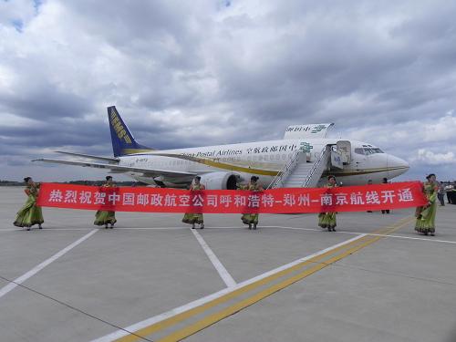 5月29日,一架波音737全貨機安全降落在呼和浩特機場。新華社記者 于嘉 攝