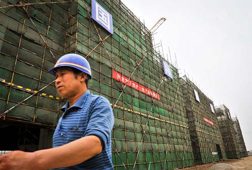 5月29日,一名工作人員從建設(shè)中的天津國際家紡城前走過。新華社記者 岳月偉 攝