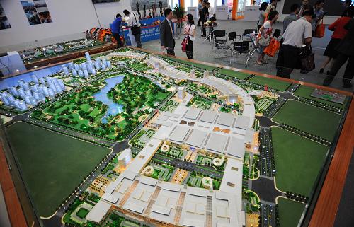 5月29日,觀眾在京交會(huì)主題核心展區(qū)內(nèi)參觀義烏國(guó)際商貿(mào)城展示模型。新華社記者 劉勇貞 攝