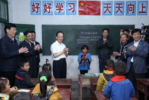 5月25日,在古丈縣默戎鎮(zhèn)毛坪村教學(xué)點——毛坪小學(xué),溫家寶疼愛地看著孩子們說:“大家唱個歌吧!”孩子們高興地喊道:“好!”。一個5歲的苗族小姑娘跑上講臺主動要當指揮。孩子們稚嫩的歌聲打動著現(xiàn)場的人們。新華社記者 龐興雷 攝