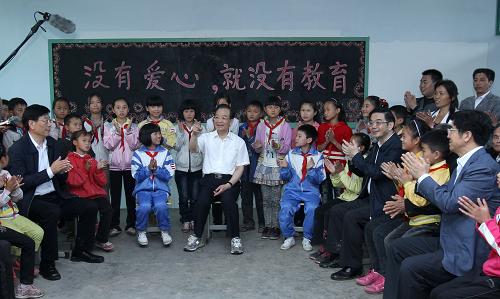 5月25日,在古丈縣雙溪鄉(xiāng)中心完全小學(xué)音樂教室,溫家寶與教師、留守兒童和家長座談。新華社記者 龐興雷 攝