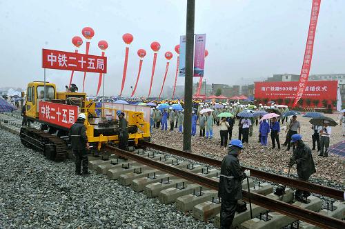 5月30日,在廣西貴港市貴港站東,鋪軌車在南廣鐵路500米長(zhǎng)軌鋪設(shè)現(xiàn)場(chǎng)施工。當(dāng)日,隨著兩條長(zhǎng)500米、重60噸的無縫鋼軌在廣西貴港市貴港站東穩(wěn)穩(wěn)落下,南寧至廣州鐵路開始進(jìn)入鋪軌階段。南廣鐵路線路全長(zhǎng)577公里,設(shè)計(jì)時(shí)速200公里,預(yù)留時(shí)速250公里條件。建成后,南寧到廣州僅需3小時(shí),比現(xiàn)行運(yùn)營(yíng)時(shí)間節(jié)省約11個(gè)小時(shí)。新華社記者 周華 攝