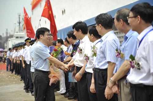 6月2日,相關(guān)代表在廣州海洋地質(zhì)專用碼頭歡送科考隊員。新華社記者 梁志瑋 攝
