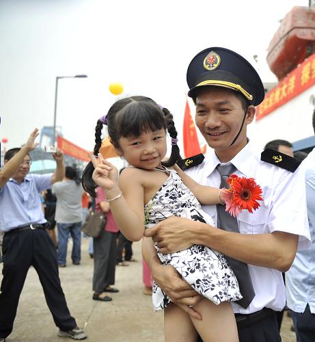 6月2日,一位科考隊員在出發(fā)前與女兒合影留念。新華社記者 梁志瑋 攝