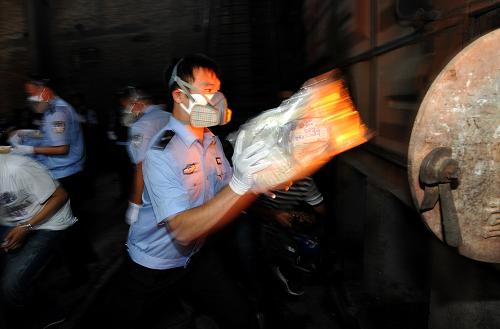 6月2日,在天津市毒品銷毀現(xiàn)場(chǎng),緝毒民警將毒品投入爐中焚毀。新華社發(fā)(蘇振強(qiáng) 攝)