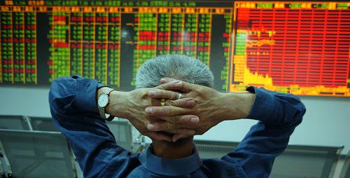 6月4日,一名投資者在杭州一家證券交易大廳關(guān)注行情。