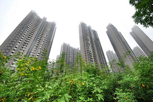 長沙市區(qū)一處新建的商品房小區(qū)(6月7日攝)。長沙市房產(chǎn)研究中心近日發(fā)布的《2012年1-5月長沙市房產(chǎn)交易情況通報》顯示,5月份長沙主城區(qū)新建商品房成交備案68.21萬平方米,比去年同期減少38.17%,與4月份基本持平。據(jù)中國指數(shù)研究院的40個監(jiān)測城市數(shù)據(jù)顯示,5月長沙市商品房成交(期房與現(xiàn)房)14082套,居40個重點城市第二位,僅次于重慶。新華社記者龍弘濤攝