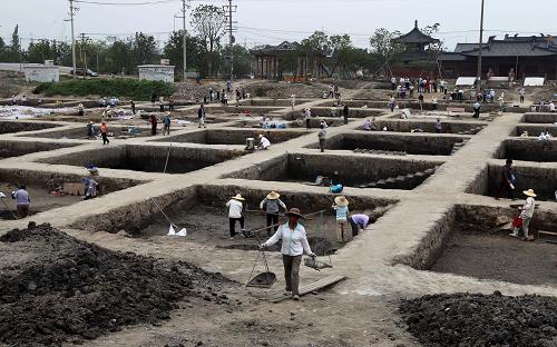6月7日拍攝的上海廣富林遺址考古發(fā)掘現(xiàn)場(chǎng)。 6月7日,上海市舉行松江廣富林考古現(xiàn)場(chǎng)公眾開放日活動(dòng)。廣富林遺址于1959年發(fā)現(xiàn),1999年至2005年開始有計(jì)劃地勘探和發(fā)掘,共發(fā)現(xiàn)良渚文化墓葬32座,各時(shí)期灰坑、灰溝、水井等遺跡300多個(gè)。廣富林遺址的發(fā)現(xiàn)填補(bǔ)了環(huán)太湖地區(qū)考古學(xué)文化譜系的空白,為研究環(huán)太湖地區(qū)文明化進(jìn)程與文化譜系提供了新的線索。今年2月,因松江新城建設(shè)快速發(fā)展,上海市啟動(dòng)了廣富林遺址搶救性考古發(fā)掘,并聯(lián)合國(guó)內(nèi)6家考古單位合作參與,成為上海市有史以來考古發(fā)掘面積最大、參與發(fā)掘單位最多的一次考古發(fā)掘。3個(gè)多月來,廣富林遺址已發(fā)現(xiàn)分別屬于新石器時(shí)代、周代、漢代、宋元、明清等時(shí)期的灰坑、灰溝、水井、房址遺跡,并發(fā)現(xiàn)了一些重要遺物,如良渚文化的玉器、廣富林文化的生產(chǎn)工具石斧、石鑿和石錛等,還有周代的完整陶器和青銅尊。 新華社記者 任瓏 攝
