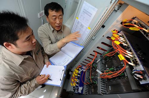 6月7日,天津電力運行值班人員在巡視變電站直流監(jiān)控系統(tǒng) 當(dāng)日,天津市首座220千伏智能變電站正式在天津紅橋區(qū)勤儉道變電站進入高負(fù)荷運行,將為周邊及天津西部地區(qū)在今年夏季大負(fù)荷期間穩(wěn)定安全供電提供可靠保障。據(jù)介紹,勤儉道220千伏變電站采用先進、可靠、集成、低碳的智能設(shè)備。可以對設(shè)備工作狀態(tài)進行及時、有效的監(jiān)測,及時發(fā)現(xiàn)設(shè)備運行中的缺陷,從而減少供電過程中的突發(fā)性事故,有效提高供電過程的可靠性、經(jīng)濟性和安全性。新華社發(fā)(王大偉 攝)