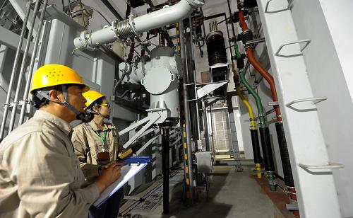6月7日,天津電力運行值班人員巡視220千伏智能變電站110千伏設(shè)備區(qū)。新華社發(fā)(王大偉 攝)