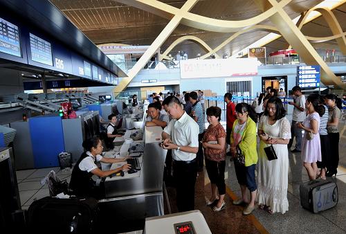6月8日,志愿者在昆明長水國際機場候機大廳進行辦理乘機手續(xù)的演練。新華社記者 藺以光 攝