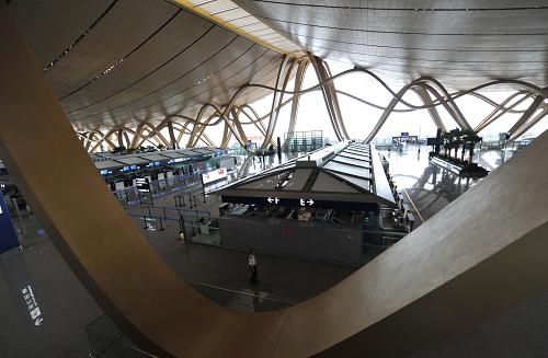 昆明長水國際機場候機大廳(6月8日攝)。新華社記者 藺以光 攝