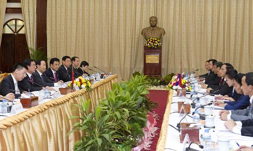 6月10日,中共中央政治局常委、中央紀(jì)委書記賀國強(qiáng)在萬象同老撾人民革命黨中央政治局委員、中紀(jì)委書記本通舉行會談。新華社記者 黃敬文 攝