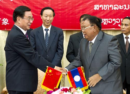 6月10日,中共中央政治局常委、中央紀(jì)委書記賀國強(qiáng)在萬象會見老撾人民革命黨中央政治局委員、中央書記處常務(wù)書記、國家副主席本揚(yáng)。這是會見后,賀國強(qiáng)與本揚(yáng)共同出席中老相關(guān)合作協(xié)議的簽字儀式。新華社記者 黃敬文 攝