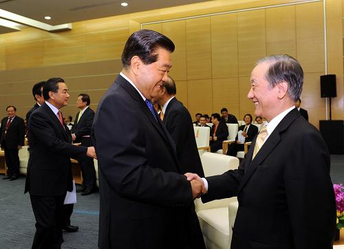 6月16日,中共中央政治局常委、全國政協(xié)主席賈慶林在廈門會(huì)見出席第四屆海峽論壇的兩岸各界人士。這是賈慶林同臺(tái)灣新黨主席郁慕明親切握手。新華社記者饒愛民攝