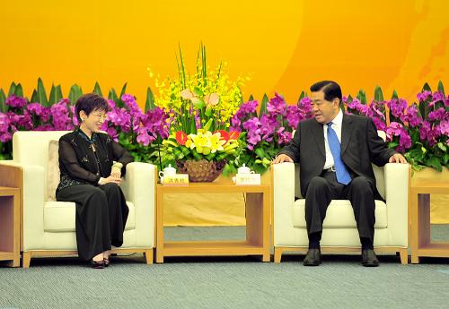 6月16日,中共中央政治局常委、全國政協(xié)主席賈慶林在廈門會(huì)見出席第四屆海峽論壇的兩岸各界人士。這是賈慶林同中國國民黨副主席洪秀柱交談。新華社記者魏培全攝