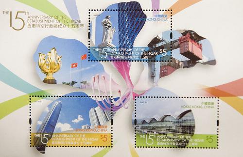 “香港特別行政區(qū)成立十五周年”特別郵票小型張(6月27日攝)。6月27日,香港郵政宣布將于近日推出“香港特別行政區(qū)成立十五周年”特別郵票。郵票小型張以盛放的香港市花洋紫荊為設(shè)計(jì)主題,五片花瓣分別展現(xiàn)香港不同的形象標(biāo)志,表現(xiàn)這個(gè)城市的繁華景象和核心價(jià)值。郵票小型張的背景綴以富有動(dòng)感的彩帶,表現(xiàn)香港活力十足、靈活多變的特質(zhì)。新華社記者 呂小煒 攝