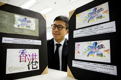 6月27日,香港郵政工作人員展示“香港特別行政區(qū)成立十五周年”特別郵票。新華社記者 呂小煒 攝