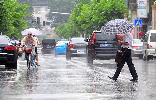 6月27日,在武漢市武昌區(qū),市民在雨中出行。6月26日下午起,武漢迎來入梅后第一場大到暴雨,部分路段出現(xiàn)漬水,武漢市緊急啟動重大氣象災害Ⅳ級應急響應,啟動相應應急工作機制。據(jù)氣象部門監(jiān)測,截至27日7時,武漢中心城區(qū)降雨量均達暴雨級別,多個區(qū)域達到95毫米左右。武漢水務部門已啟動排漬應急預案,成立排漬應急工作組。截至目前,全市已累計出動排漬搶險人員700余人次,疏撈車輛100余臺次。新華社記者 肖藝九 攝