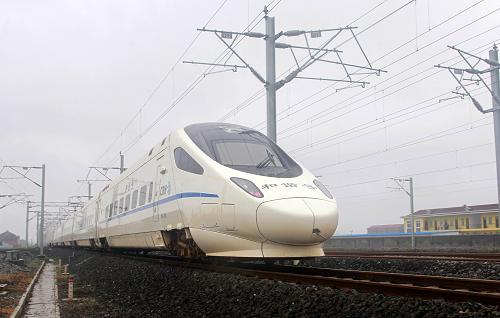 6月27日,漢宜鐵路試運行動車駛?cè)肭G州火車站。從武漢鐵路局獲悉,鐵道部6月25日正式批復(fù),(武)漢宜(昌)鐵路將于2012年7月1日開通運營。正線全長293.1公里的漢宜鐵路是國家一級雙線電氣化鐵路,設(shè)計時速200公里,以客運為主兼顧貨運,是我國《中長期鐵路網(wǎng)規(guī)劃》中滬漢蓉快速大通道的重要組成部分,2008年9月正式開工建設(shè)。新華社發(fā)(趙軍 攝)
