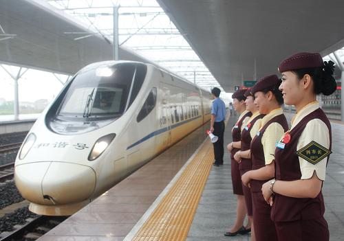 6月27日,漢宜鐵路試運行動車駛?cè)肭G州火車站,列車工作人員列隊等候。新華社發(fā)(趙軍 攝)