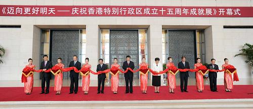6月27日,“邁向更好明天——慶祝香港特別行政區(qū)成立十五周年成就展”在北京國家博物館開幕。中共中央政治局常委、國家副主席、中央軍委副主席習近平出席開幕式并參觀展覽。這是習近平在開幕式上剪彩。新華社記者 李濤 攝