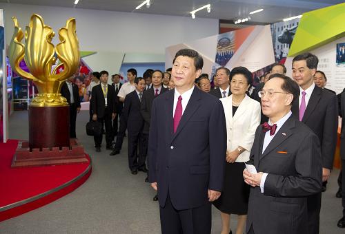 6月27日,“邁向更好明天——慶祝香港特別行政區(qū)成立十五周年成就展”在北京國家博物館開幕。中共中央政治局常委、國家副主席、中央軍委副主席習近平出席開幕式并參觀展覽。新華社記者 黃敬文 攝
