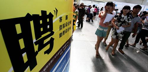 7月21日,求職者在連云港市夏季人才交流大會上覓職。當日,江蘇省連云港市2012年夏季人才交流大會在連云港振興花卉展示中心舉行。大會設置招聘展位400個,并現(xiàn)場提供高校畢業(yè)生就業(yè)、創(chuàng)業(yè)指導,吸引數(shù)萬名求職者進場擇業(yè)洽談。新華社發(fā)(王振 攝)