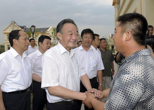 7月16日至21日,中共中央政治局常委、全國人大常委會委員長吳邦國赴黑龍江大興安嶺、佳木斯、撫遠、雞西等地調(diào)研。這是7月19日,吳邦國在創(chuàng)業(yè)農(nóng)場看望農(nóng)場職工陸云峰(右)一家。新華社記者 謝環(huán)馳 攝