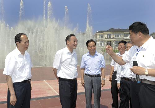 7月16日至21日,中共中央政治局常委、全國人大常委會委員長吳邦國赴黑龍江大興安嶺、佳木斯、撫遠、雞西等地調(diào)研。新華社記者 謝環(huán)馳 攝