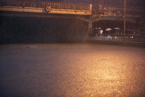 7月21日,在北京市蓮花橋,一輛汽車即將被雨水淹沒。當(dāng)日,北京遭遇強(qiáng)降雨。18時30分,北京市氣象臺發(fā)布暴雨橙色預(yù)警。新華社發(fā)(萬象 攝)