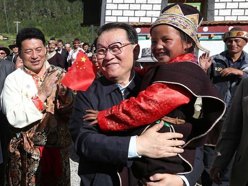 7月17日至21日,中共中央政治局常委李長春在西藏考察調研。這是7月17日,李長春在林芝地區(qū)魯朗鎮(zhèn)扎西崗村看望慰問群眾。新華社記者 龐興雷 攝