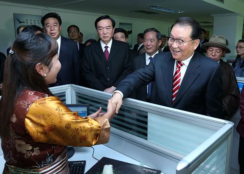 這是7月20日,李長春在西藏日報社與中國西藏新聞網編輯人員親切交談。新華社記者 龐興雷 攝