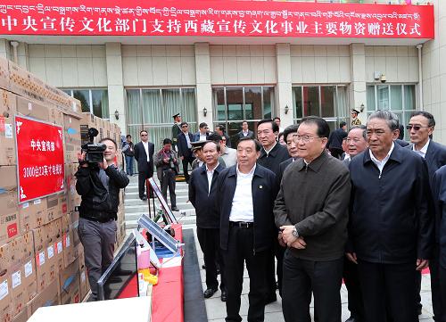 這是7月20日,李長春出席中央宣傳文化部門支持西藏宣傳文化事業(yè)主要物資贈送儀式,向西藏宣傳文化部門贈送一批便攜式太陽能電視機、電影流動放映車等。新華社記者 龐興雷 攝
