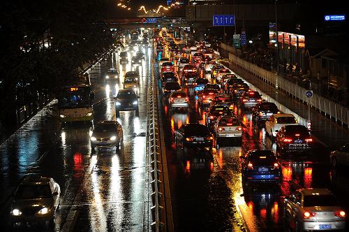 7月27日,車輛冒雨行駛在石景山區(qū)長(zhǎng)安街延長(zhǎng)路上。新華社記者 何俊昌 攝