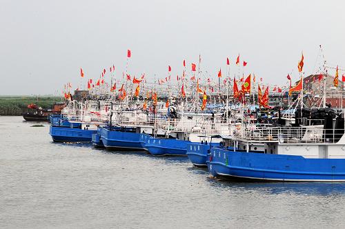 8月2日,在江蘇鹽城射陽縣黃沙港,漁船回港避風(fēng)。目前,今年第10號臺風(fēng)“達維”強度仍在增強,正不斷接近江蘇沿海地區(qū),可能對江蘇造成嚴重的風(fēng)雨影響,江蘇省氣象局已將重大氣象災(zāi)害Ⅲ級應(yīng)急響應(yīng)提升為Ⅱ級應(yīng)急響應(yīng),連云港、鹽城市氣象局已分別發(fā)布臺風(fēng)橙色預(yù)警信號。據(jù)江蘇省防汛防旱指揮部的消息,截至2日14時,全省已經(jīng)召回海上作業(yè)船只6992艘,轉(zhuǎn)移人員5.01萬人。新華社發(fā)(沈鵬 攝)