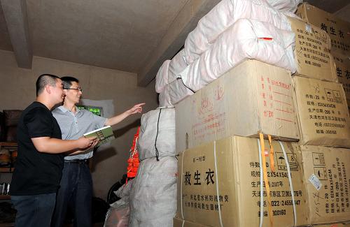 這是福建省羅源縣防汛部門(mén)為抗臺(tái)風(fēng)“蘇拉”準(zhǔn)備的搶險(xiǎn)救災(zāi)物資(8月2日攝)。 8月2日,福建省氣象臺(tái)繼續(xù)發(fā)布臺(tái)風(fēng)橙色信號(hào),“蘇拉”將以每小時(shí)15公里左右的速度向西北方向移動(dòng),于當(dāng)日下半夜到3日上午在福建福清到浙江瑞安一帶沿海登陸。為此,福建省軍民共同備戰(zhàn)來(lái)襲臺(tái)風(fēng)“蘇拉”,積極做好搶險(xiǎn)救災(zāi)的各項(xiàng)準(zhǔn)備工作。 新華社記者 林善傳攝