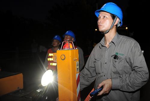 8月2日,九江供電公司電力工人在10千伏湖濱小區(qū)Ⅱ線進(jìn)行安全監(jiān)護(hù)作業(yè)。新華社記者 周科 攝