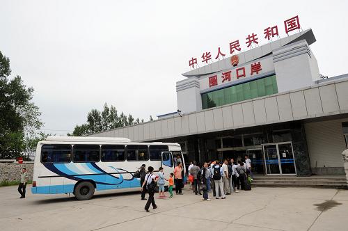 8月3日,琿春圈河口岸,在朝鮮游覽完畢的中國游客正在入境。據(jù)吉林琿春口岸管理辦公室統(tǒng)計,今年1至7月經(jīng)由琿春各口岸出入境人員達333688人次,同比增長20.6%。中國赴朝自駕游、中俄朝環(huán)形跨國游、俄羅斯赴中國游等旅游線路的開通和逐漸升溫是出入境人數(shù)增長的重要因素。新華社發(fā)張楠攝