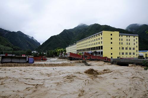 8月6日,湖北??悼h城周邊公路被淹,幾輛貨車來不及撤離被浸泡在洪水中。新華社發(fā)(王明瑞 攝)