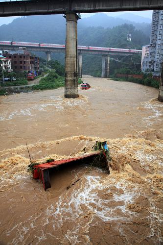 8月6日,一輛大卡車被洪水沖到湖北省十堰市茅箭區(qū)的馬家河中。新華社發(fā)(王檢 攝)