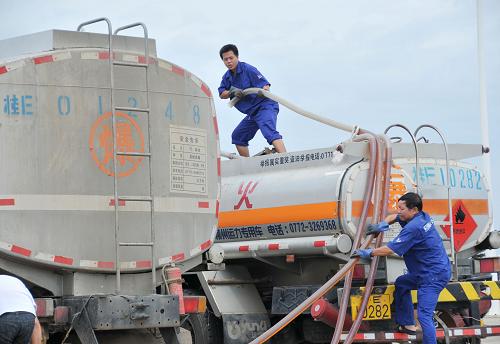 工作人員將油船內(nèi)剩余柴油抽上油罐車(8月18日攝)。新華社記者閆祥嶺攝