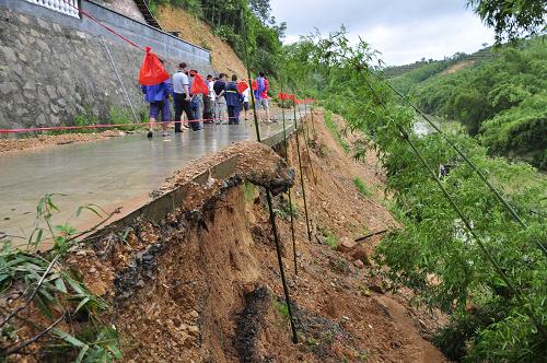 8月18日,在廣西東興市馬路鎮(zhèn)沖欖村,一條鄉(xiāng)村公路的路基被沖毀。新華社發(fā)(陳義才 攝)