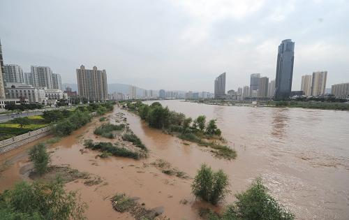 8月18日,蘭州市南濱河?xùn)|路旁的黃河水水位持續(xù)上漲。新華社記者 高健鈞 攝