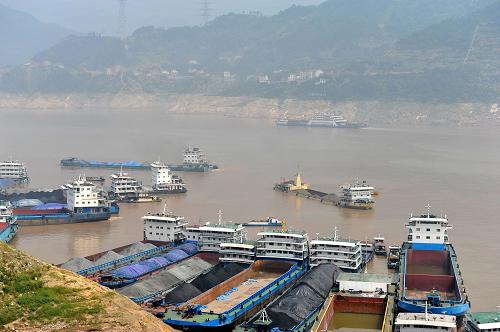 8月18日,船舶在三峽大壩上游湖北省秭歸縣沙灣錨地??康却^(guò)閘。新華社發(fā)(王輝富 攝)