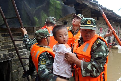 8月18日,武警廣西總隊(duì)欽州市支隊(duì)官兵在欽北區(qū)大直鎮(zhèn)災(zāi)區(qū)轉(zhuǎn)移被困群眾。新華社發(fā)(李斌輝 攝)