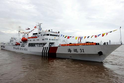 8月25日,“海巡31”船正在駛離上海外高橋碼頭。新華社記者 陳飛 攝