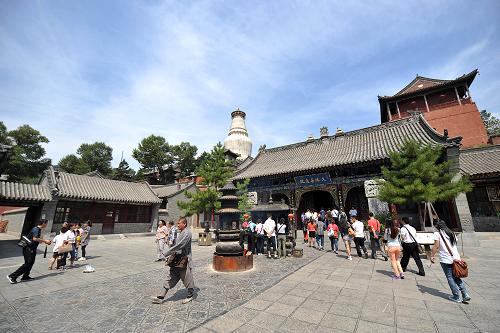 8月25日,游客在修繕一新的五臺(tái)山景區(qū)萬(wàn)佛閣內(nèi)參觀游覽。記者從山西省文物局了解到,從2012年5月起至2013年10月,山西省將籌資7000萬(wàn)元,加強(qiáng)對(duì)五臺(tái)山重點(diǎn)寺廟文物的本體保護(hù)、文化內(nèi)涵挖掘和環(huán)境綜合整治。這些重點(diǎn)寺廟分別為五臺(tái)山申遺期間專(zhuān)家考察的10座寺廟:佛光寺、碧山寺、顯通寺、塔院寺、菩薩頂、殊像寺、南山寺、龍泉寺、金閣寺、南臺(tái)頂,以及另外4座寺廟:南禪寺、萬(wàn)佛閣、普壽寺、羅睺寺。五臺(tái)山是中國(guó)四大佛教名山之一,位于山西東北部,最高峰海拔3061米,有“華北屋脊”之稱(chēng),2009年被列入世界遺產(chǎn)名錄。新華社記者 詹彥 攝