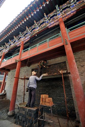 工人在修繕山西五臺(tái)山景區(qū)一處建筑(8月25日攝)。新華社記者 詹彥 攝